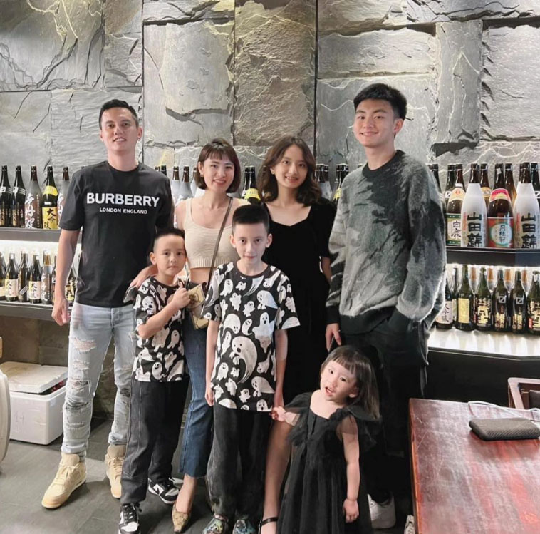 Dành cả thanh xuân để "đẻ", mẹ 5 con ở Hà Nội vẫn giữ nhan sắc trẻ trung, vóc dáng thon gọn như thời con gái - Ảnh 1. Dành cả thanh xuân để "đẻ", mẹ 5 con ở Hà Nội vẫn giữ nhan sắc trẻ trung, vóc dáng thon gọn như thời con gái - Ảnh 1.