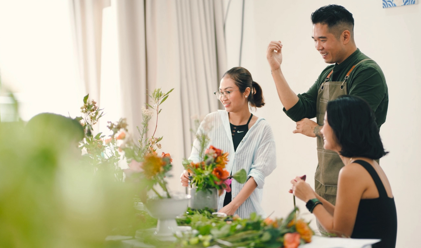 Nixon Tran - Nghệ nhân cắm hoa Việt kiều về nước và phát triển nghệ thuật “chơi hoa cùng rau muống, vú sữa,…” nhờ một lần đi chợ - Ảnh 3. Nixon Tran - Nghệ nhân cắm hoa Việt kiều về nước và phát triển nghệ thuật “chơi hoa cùng rau muống, vú sữa,…” nhờ một lần đi chợ - Ảnh 3.