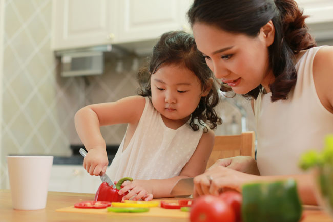 Bes 10 tuổi có thể học cách cầm dao cắt thức ăn Bes 10 tuổi có thể học cách cầm dao cắt thức ăn