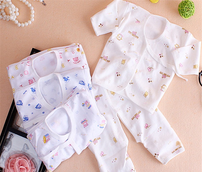 Dù là quần áo mới mua, các mẹ cũng phải giặt và phơi khô cho con nhé!