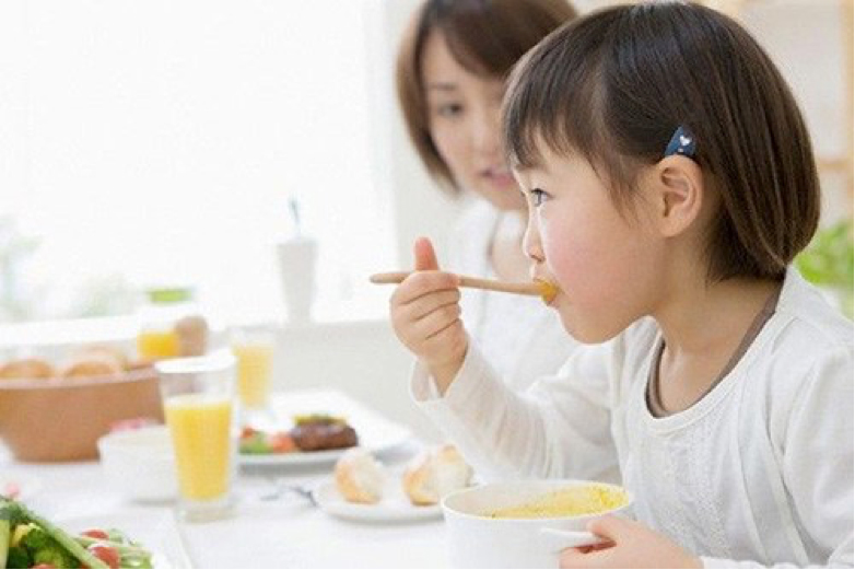 trẻ nhật ăn tại bàn ăn trẻ nhật ăn tại bàn ăn