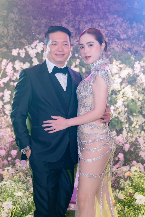Cuộc sống ngậm vàng của 3 con Đoàn Di Băng: Xài hàng hiệu từ bé, bảo mẫu trăm triệu/tháng - Ảnh 1. Cuộc sống ngậm vàng của 3 con Đoàn Di Băng: Xài hàng hiệu từ bé, bảo mẫu trăm triệu/tháng - Ảnh 1.