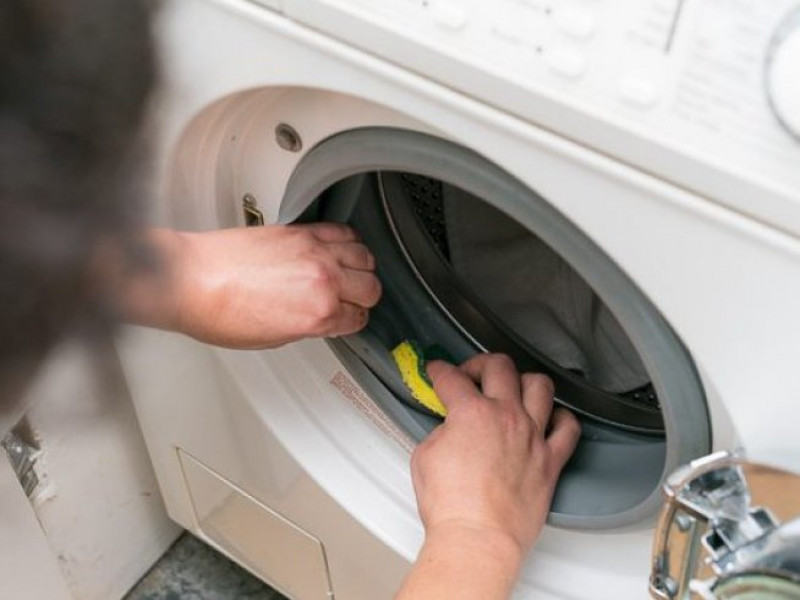 Vệ sinh thường xuyên, đặc biệt là phần nắp giúp máy giặt luôn bền đẹp