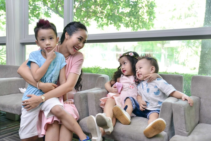 Bà mẹ 3 con Ốc Thanh Vân khiến mọi người thán phục bởi cách dạy con