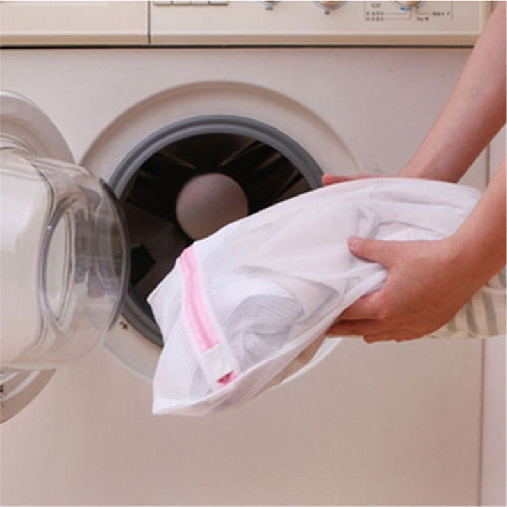 Khi giặt áo dài bằng máy bạn nên cho vào túi giặt riêng Khi giặt áo dài bằng máy bạn nên cho vào túi giặt riêng