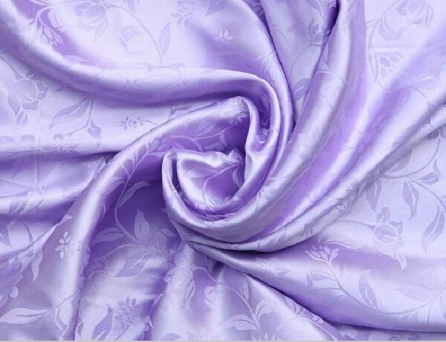 Để giữ gìn áo dài bằng chất liệu satin được lâu nên giặt tay và giặt riêng Để giữ gìn áo dài bằng chất liệu satin được lâu nên giặt tay và giặt riêng