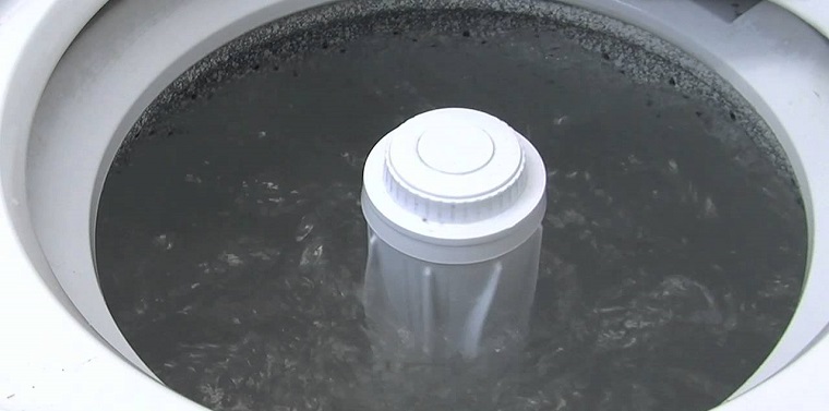 đổ đầy nước nóng vào máy giặt đổ đầy nước nóng vào máy giặt